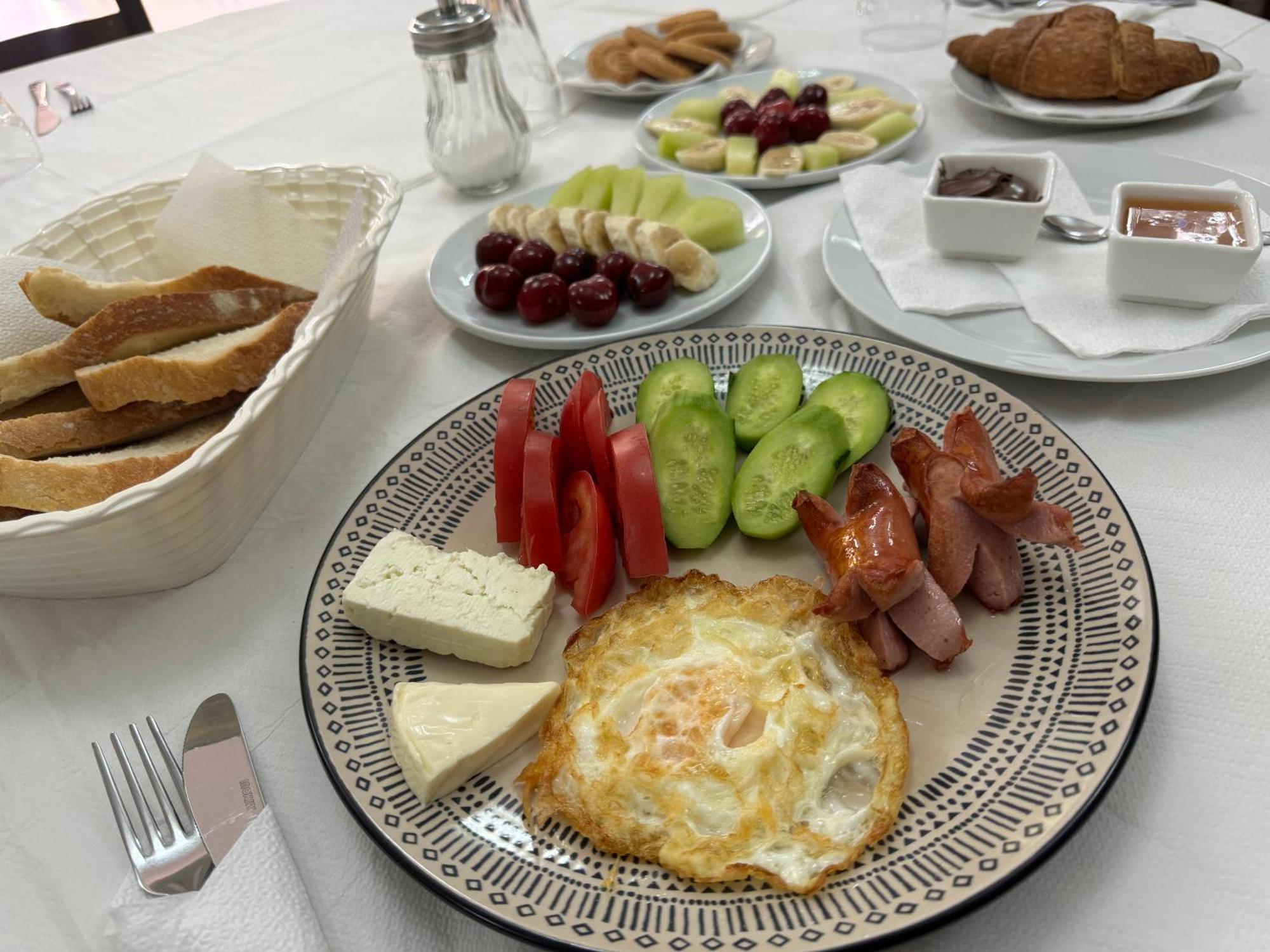 Hotel Kaloshi Mezez Экстерьер фото